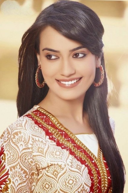 Surbhi Jyoti fotoğrafı