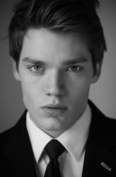 Dominic Sherwood fotoğrafı