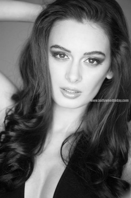 Evelyn Sharma Fotoğrafı