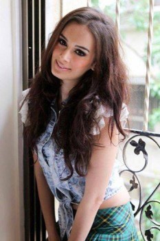 Evelyn Sharma Fotoğrafı