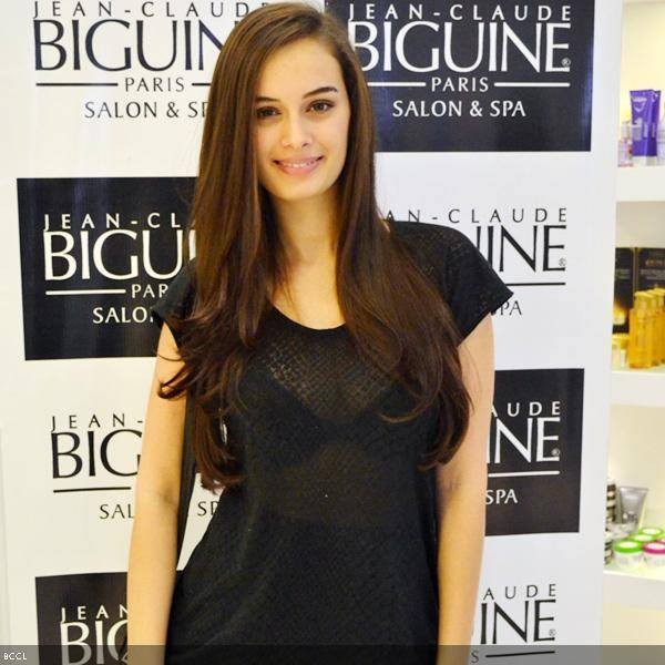 Evelyn Sharma Fotoğrafı