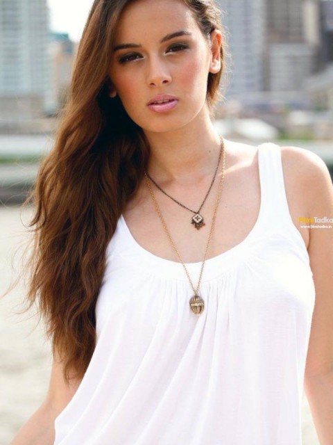 Evelyn Sharma Fotoğrafı