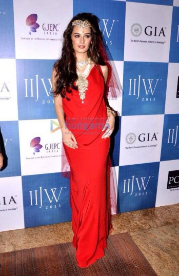 Evelyn Sharma Fotoğrafı