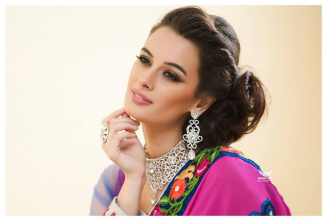 Evelyn Sharma Fotoğrafı