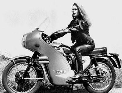 Luciana Paluzzi fotoğrafı