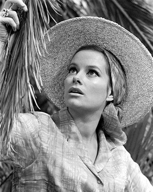 Luciana Paluzzi fotoğrafı