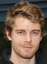 Luke Mitchell fotoğrafı