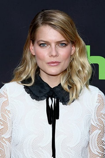 Emma Greenwell Fotoğrafı