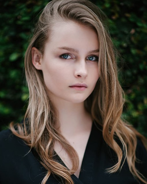 Olivia DeJonge fotoğrafı