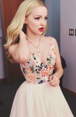 Dove Cameron Fotoğrafı