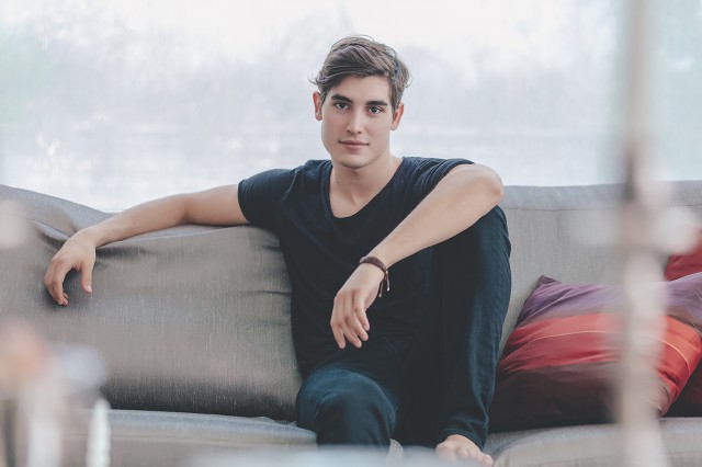 Henry Zaga fotoğrafı
