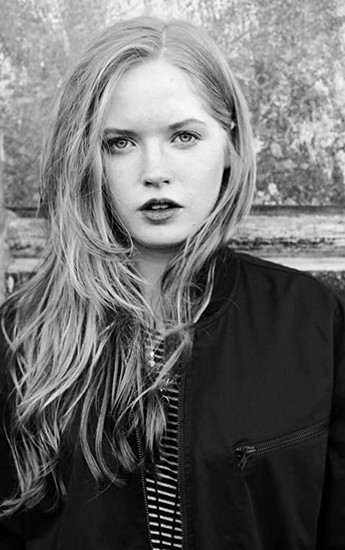 Ellie Bamber Fotoğrafı