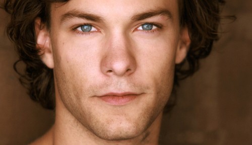 Kyle Schmid Fotoğrafı