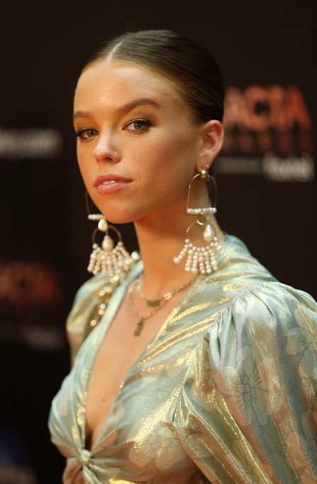 Milly Alcock fotoğrafı