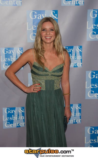 Annabelle Wallis fotoğrafı