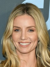 Annabelle Wallis fotoğrafı