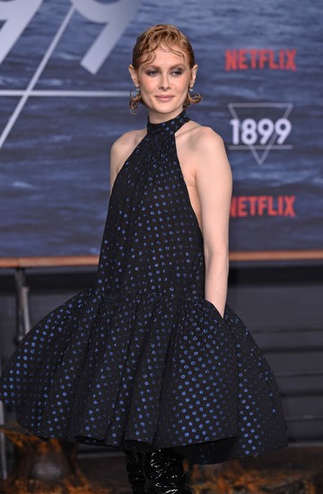 Emily Beecham fotoğrafı