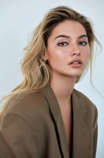 Madelyn Cline Fotoğrafı