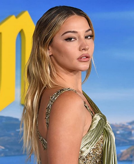 Madelyn Cline Fotoğrafı