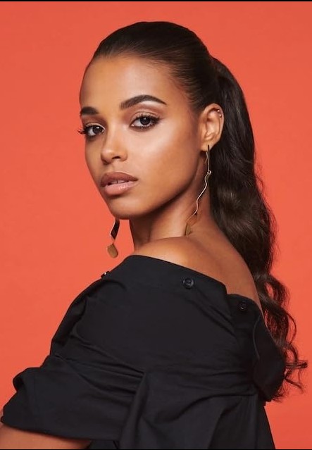 Ella Balinska Fotoğrafı