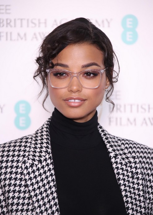 Ella Balinska Fotoğrafı