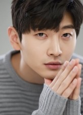 Hong Jun-Ki (i) fotoğrafı