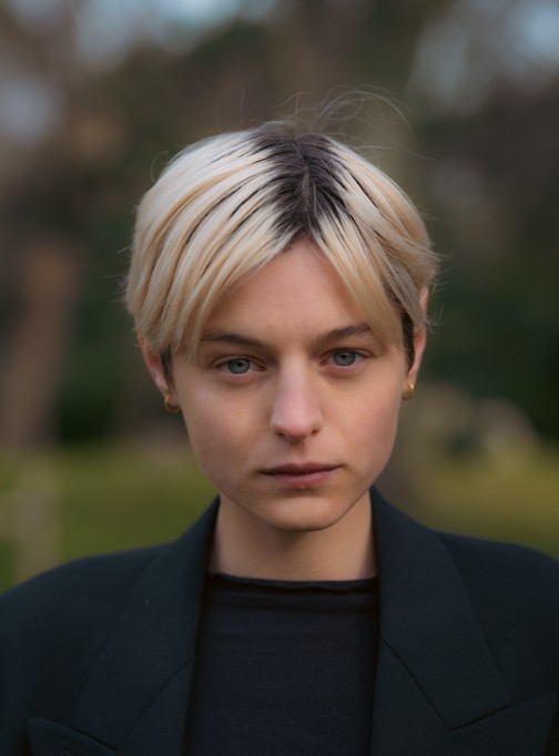 Emma Corrin Fotoğrafı