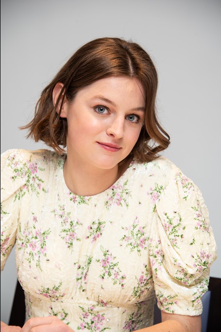 Emma Corrin fotoğrafı