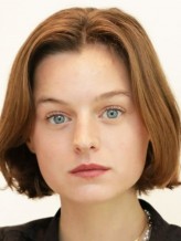 Emma Corrin fotoğrafı
