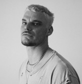 Richard Hughes fotoğrafı