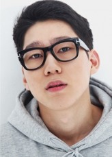 Shin Young-Kyu fotoğrafı