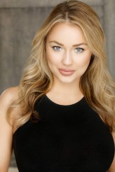 Caroline Hallum fotoğrafı