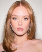 Abigail Cowen fotoğrafı