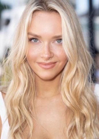 Camille Kostek fotoğrafı