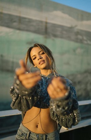 Leslie Grace Fotoğrafı