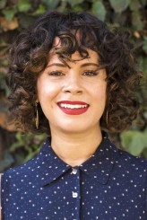 Charise Castro Smith fotoğrafı