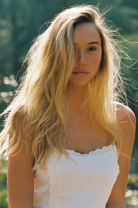 Alexis Ren Fotoğrafı
