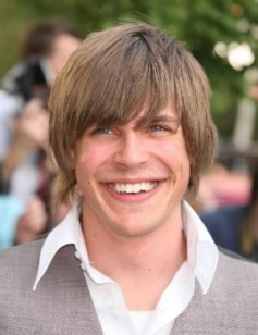 Chris Lowell fotoğrafı