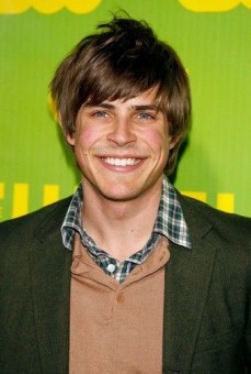 Chris Lowell fotoğrafı