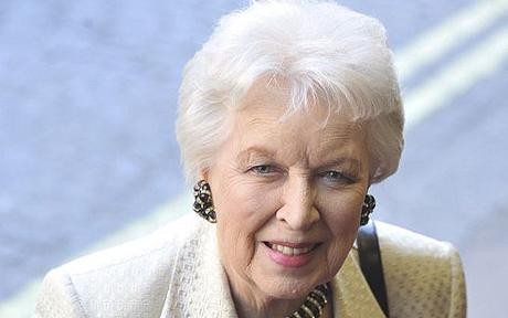 June Whitfield fotoğrafı