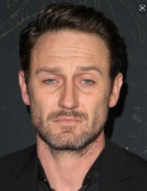 Josh Stewart fotoğrafı