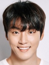 Yoon Shi-Yoon fotoğrafı
