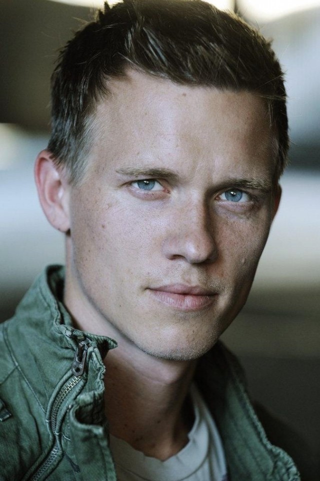 Warren Kole fotoğrafı