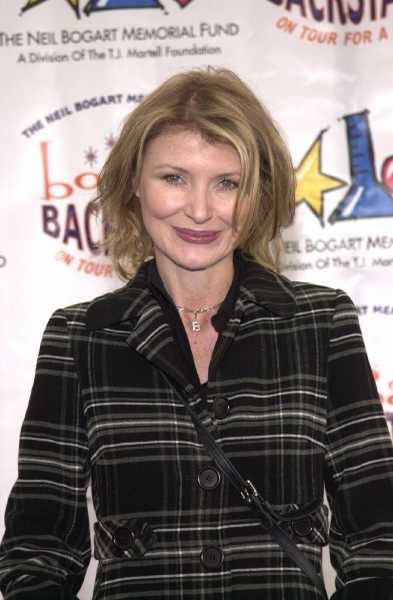 Beth Broderick fotoğrafı