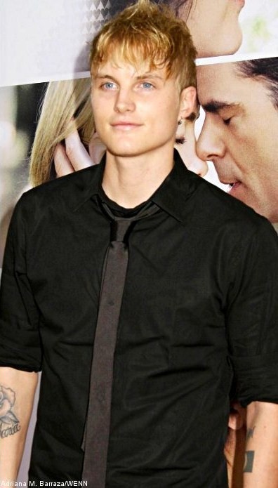 Toby Hemingway fotoğrafı