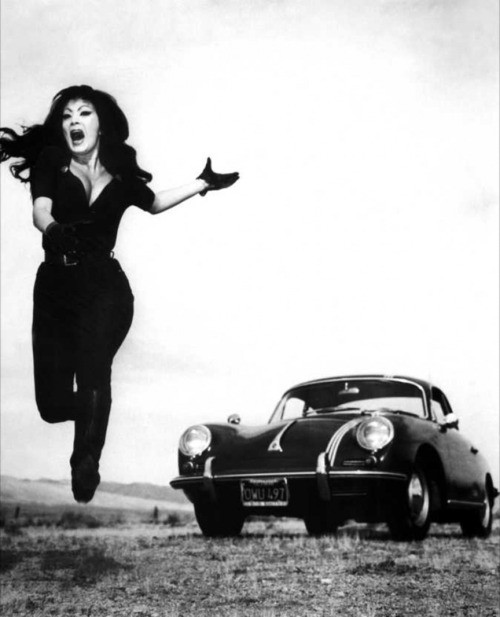 Tura Satana fotoğrafı