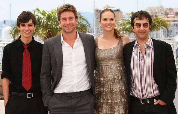 Devon Bostick Fotoğrafı