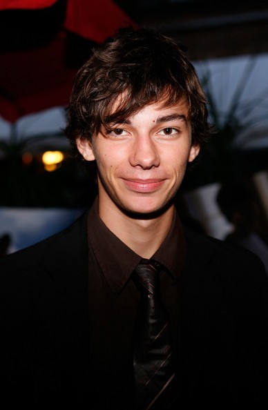 Devon Bostick fotoğrafı