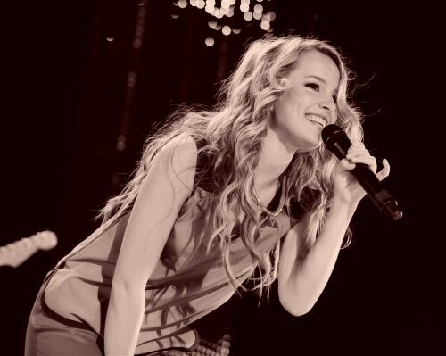 Bridgit Mendler Fotoğrafı