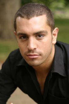 Adam Bond Fotoğrafı